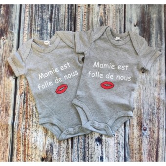 LOT DE 2 BODIES " Mamie est folle de nous" manches courtes ou longues Par2cmieux
