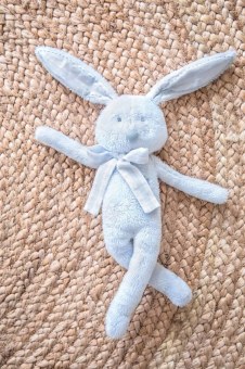 PELUCHE AUGUSTIN LE LAPIN TARTINE ET CHOCOLAT tout doux bleu ciel